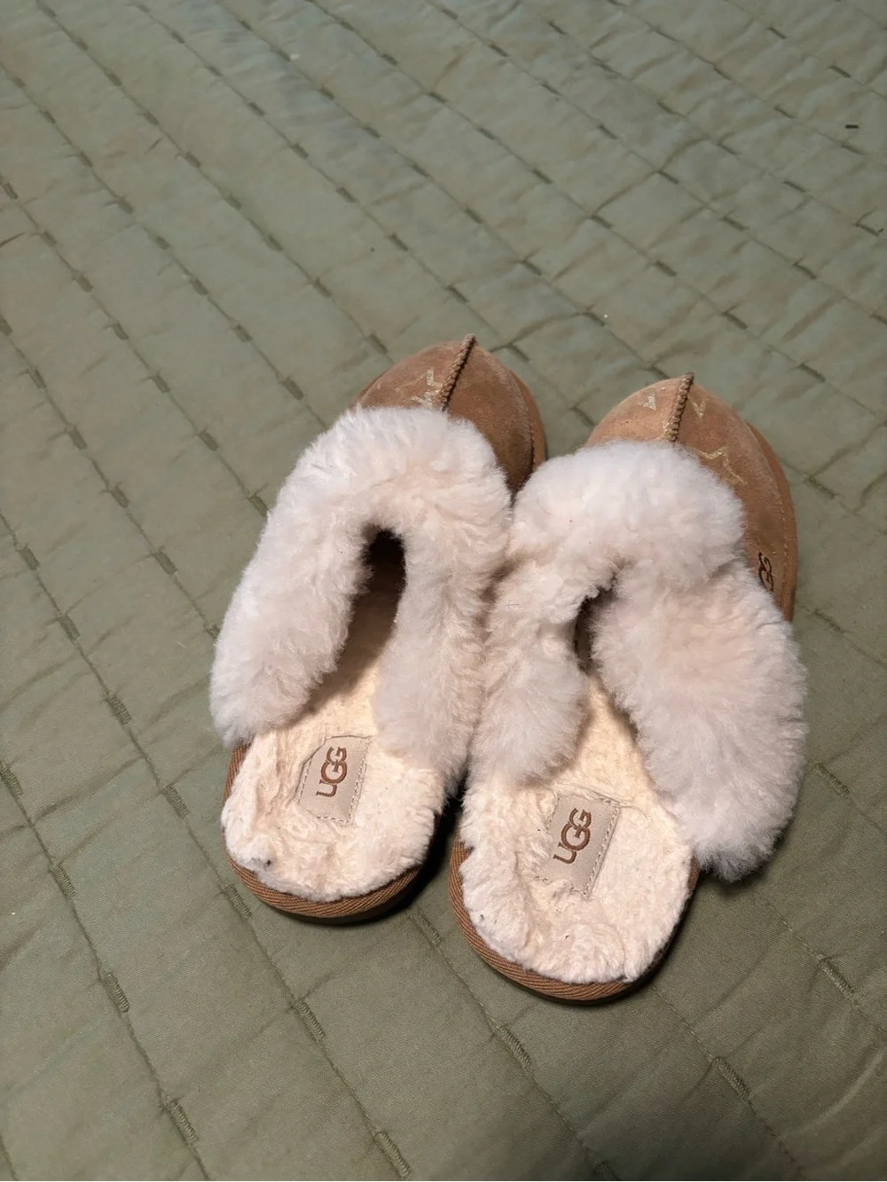 UGG Kids Chestnut Suede Star Slip-On Slippers with Cream Shearling